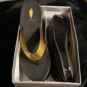 Volatile Touchdown Black and Gold open toe sandal flip flop size 9 NIB! Saints